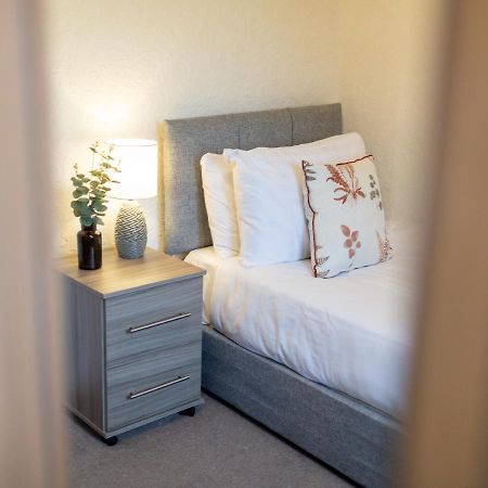 カーライルAdrian House, Near Hospital, Easy Parking + Gardenアパートメント エクステリア 写真